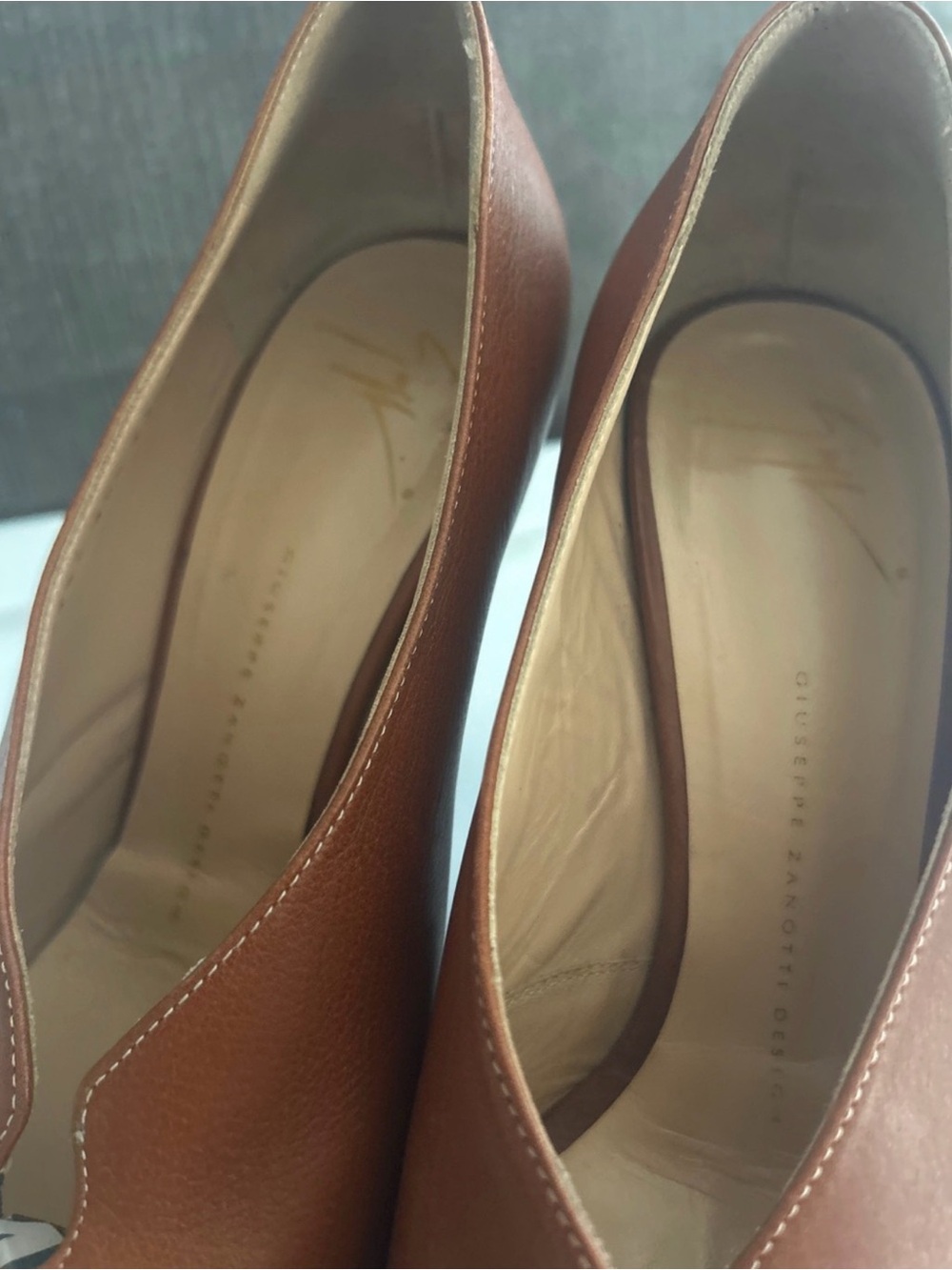 Giuseppe Zanotti Tan Leather V-Cut Cognac Almond Toe Pumps
Italy 39.5 / 9.5 - Picture 6 of 7
